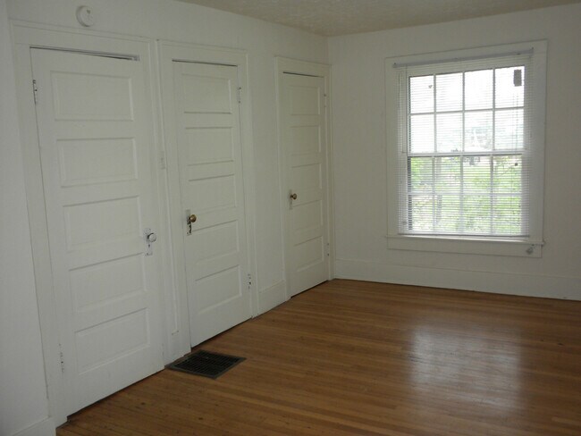 Building Photo - 2 Bedroom Home-Downtown