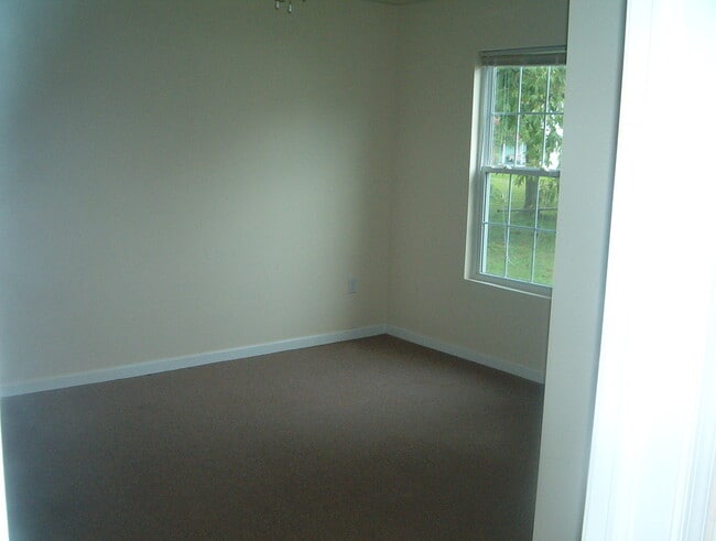 Building Photo - Super Cute home located in City Limits