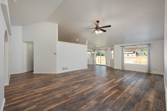 Building Photo - "Charming 3 bed / 2 Bath w/ Additional Off...
