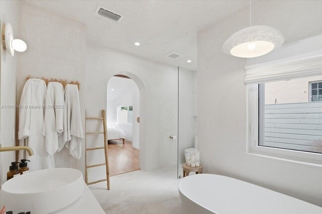 Building Photo - 753 NE 82nd Terrace