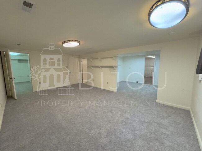 Building Photo - Ivywild Main Floor Living