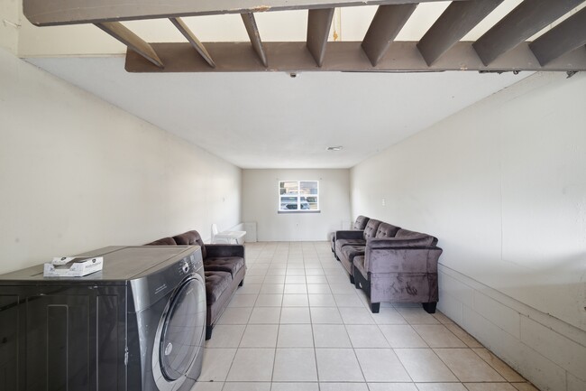 Building Photo - 702 E Karma Ave