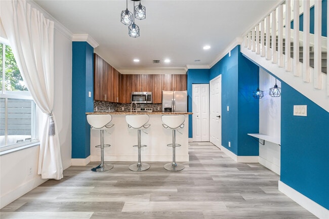 Building Photo - 422 NE 1st Ave