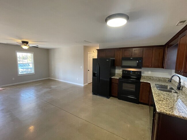 Building Photo - Fantastic 2 bedroom, 1 bath duplex availab...
