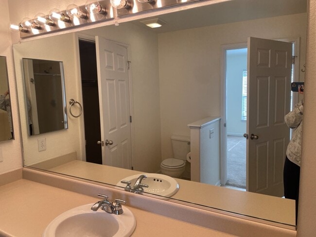 Building Photo - Bright & Spacious 2 Bed, 2 Bath Condo