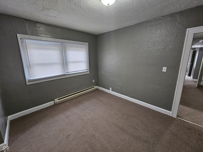 Building Photo - 835 N Gladstone Ave