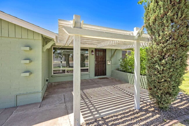 Building Photo - Charming South Scottsdale Ranch  home new ...