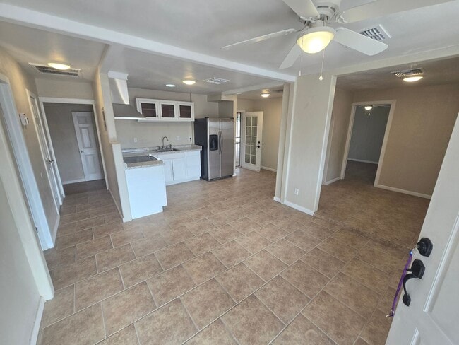 Building Photo - Spacious 3bd/1ba in a HUGE GATED Property!