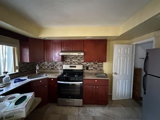 Building Photo - 3 bedroom 1 bath house available in South ...