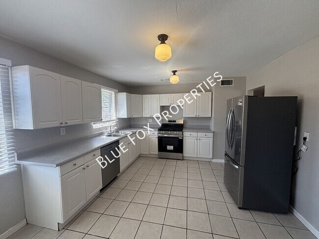 Building Photo - 5674 E Eastland St