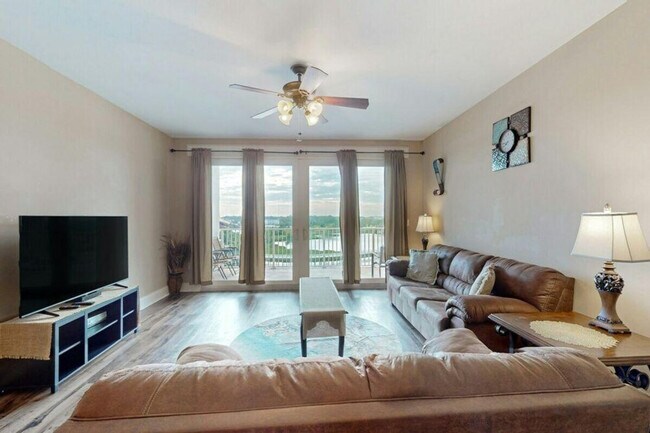 Building Photo - 9860 S Thomas Dr