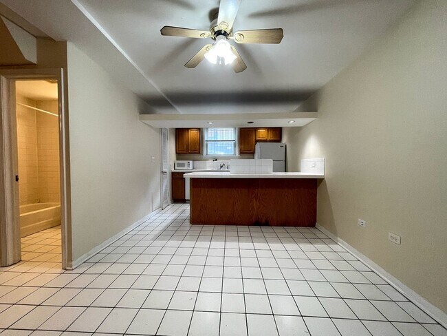 Building Photo - 4114 N Clarendon Ave