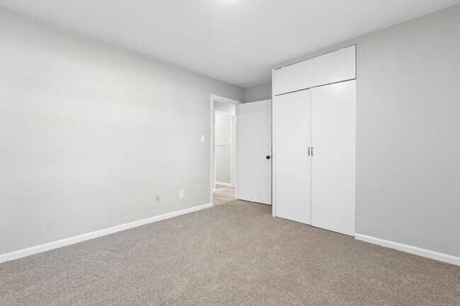 Building Photo - 211 Woodview Ave