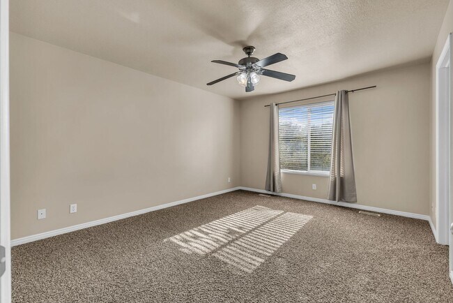 Building Photo - 574 E 200 N
