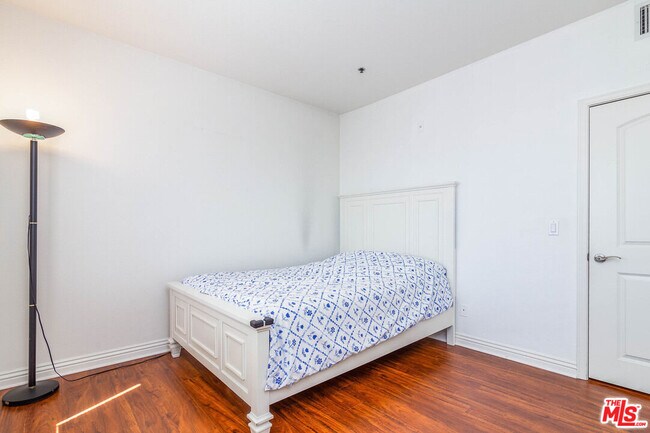 Building Photo - 5132 W Maplewood Ave