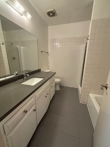 Building Photo - 2042 Beachwood Dr