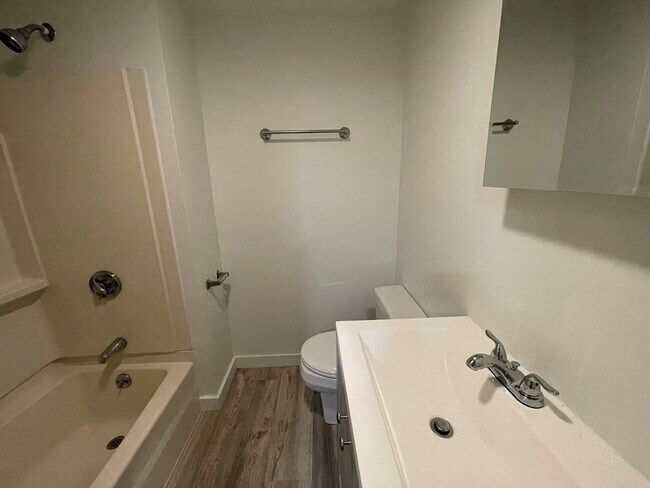 Building Photo - 130 Marlborough St