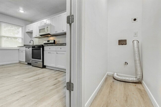 Building Photo - 408 Commanche Rd