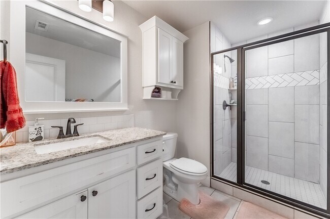 Building Photo - 1100 Huntleigh Dr