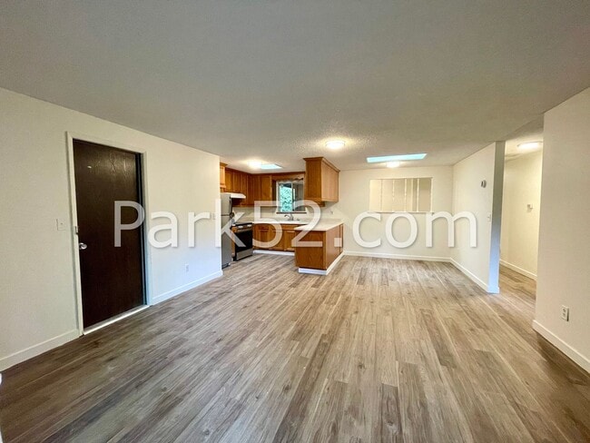 Building Photo - $500 Off First Full Month! -3 Bedroom Ramb...