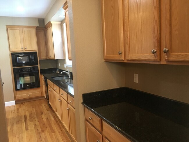Building Photo - Gorgeous Stapleton Townhome!