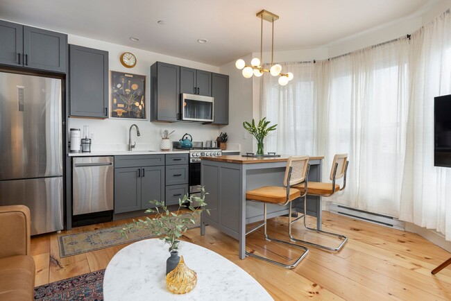 Building Photo - Recently Renovated 1BR Near Maine Med