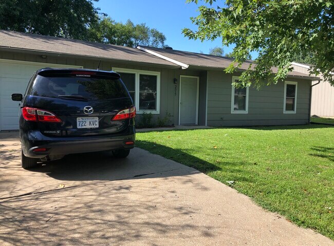 Building Photo - 2517 Maverick Ln