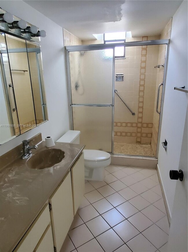 Building Photo - 2500 Parkview Dr