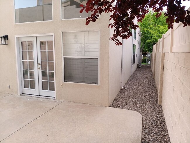 Building Photo - 3 Bedroom, 2 Bathroom Home! Schedule a Showing Soon!