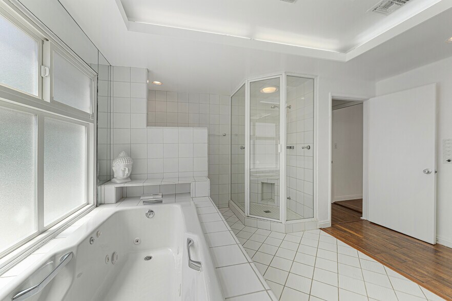 Building Photo - 332 S Crescent Dr