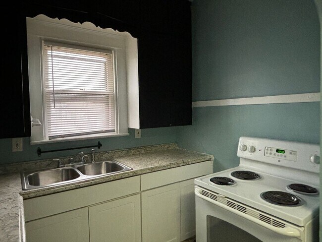 Building Photo - AVAILABLE NOW! Charming 3-Bed, 1-Bath Historic Duplex in Indianapolis!