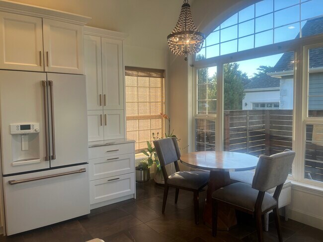 Building Photo - 648 E Maberry Dr