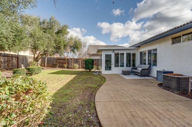 Building Photo - Cozy 3-Bed Sanctuary with 2 Full Baths in Sacramento’s Serene Prairie Dunes