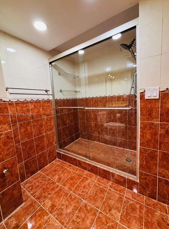 Building Photo - 3625 N Country Club Dr