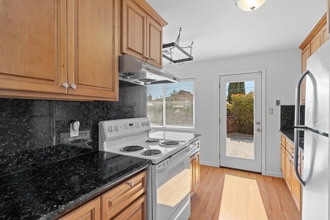 Building Photo - 558 Walnut Dr