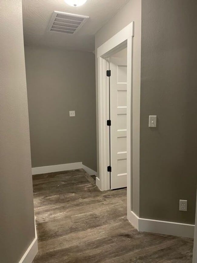 Building Photo - Move-in Ready!!!