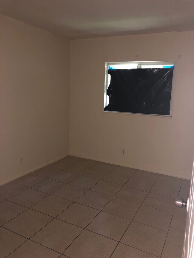 Building Photo - Large 3-1.5