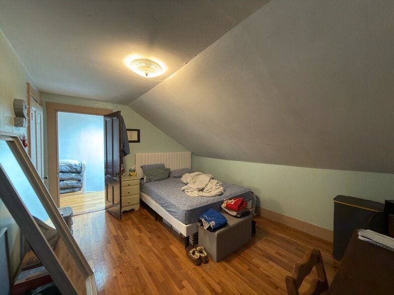 Building Photo - 19 Strathmore Rd