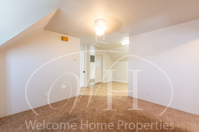Building Photo - Spacious Attic Apartment Close to WWU