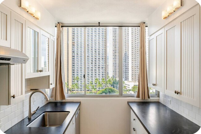 Building Photo - 2500 Kalakaua Ave