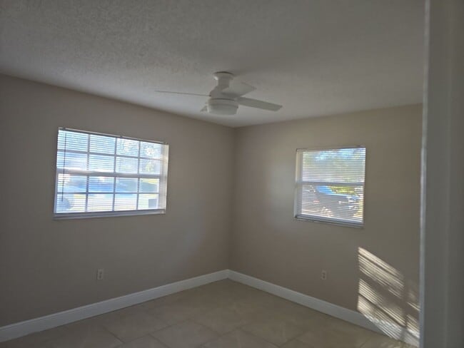 Building Photo - Beautuful 2 bedroom, 2 bath, 2 car garage rental home in Weeki Wachee!