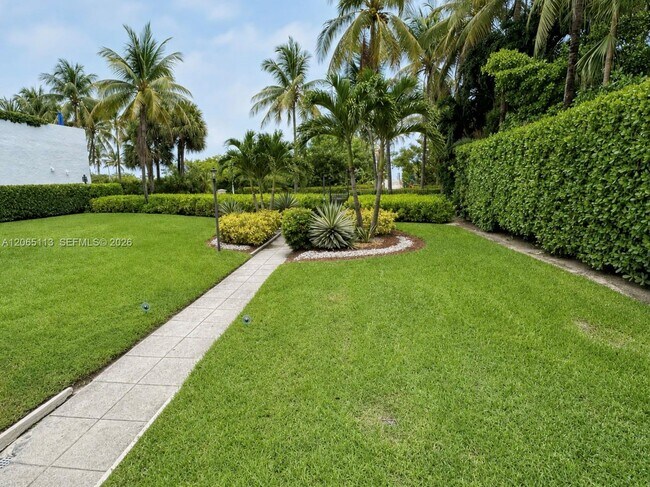 Building Photo - 1621 Collins Ave
