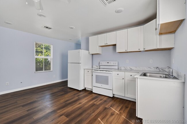 Building Photo - 641 6th St