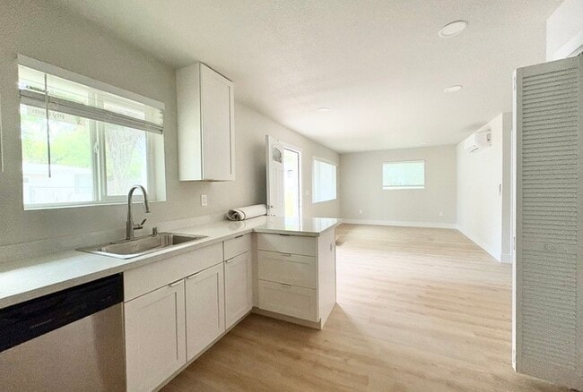 Building Photo - Beautiful 2-bedroom 1 bathroom in Roseville!