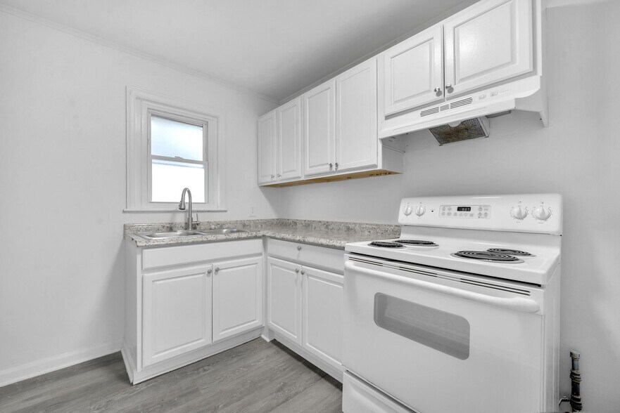Building Photo - 2383 Hiawatha Park Dr