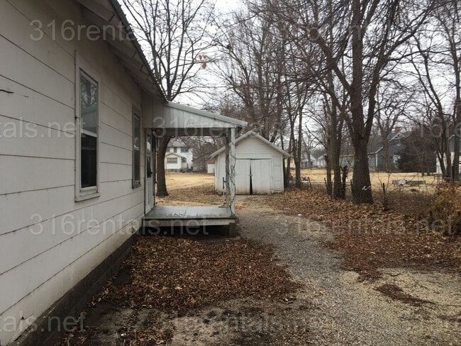 Building Photo - $700 - 1 bed 1 bath - Single Family Home