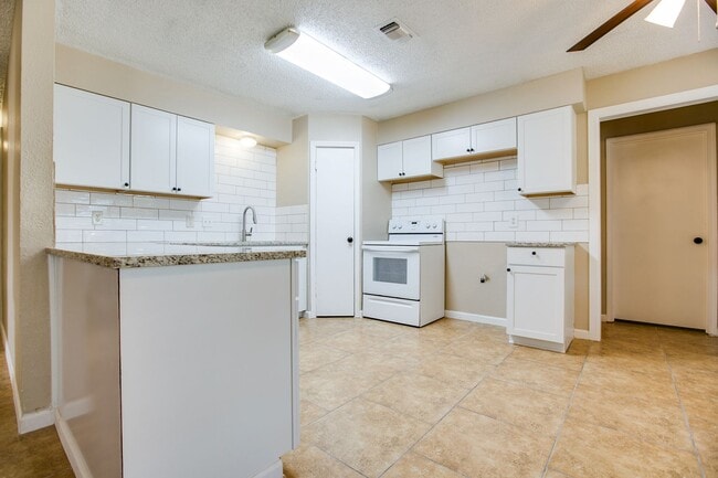 Building Photo - 4 Bedroom Home in Paulann!