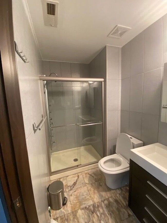 Building Photo - Two Bedroom Three Bathroom Condo in Hollan...