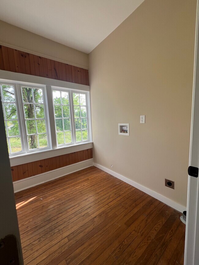 Building Photo - 732 Crescent Ridge Rd NE