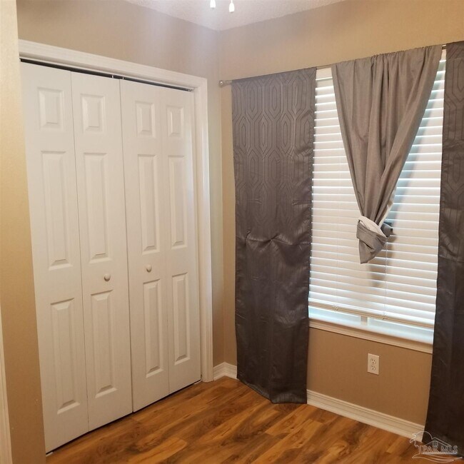 Building Photo - 319 Loveland Cir